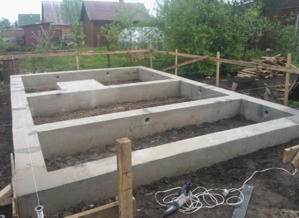 Дренаж фундамента своими руками: инструкции для плитного, ленточного и столбчатого оснований – всё о банях