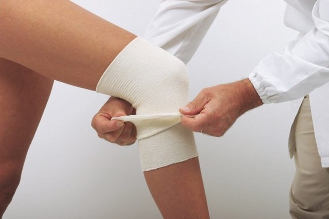 Эластичный бинт при варикозе: правила использования, виды (компрессионные, лаума, интекс), бинты после операции