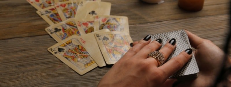 Есть ли у него любовница: гадание на верность на картах
