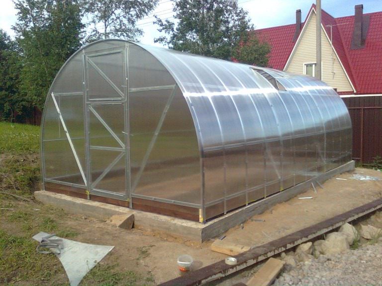 Фундамент для теплицы: назначение и характеристика основных видов