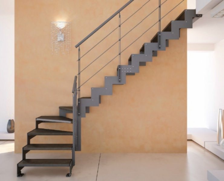 Г образная лестница: деревянные конструкции с площадкой, материалы и особенности