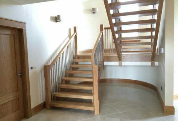 Г образная лестница: деревянные конструкции с площадкой, материалы и особенности