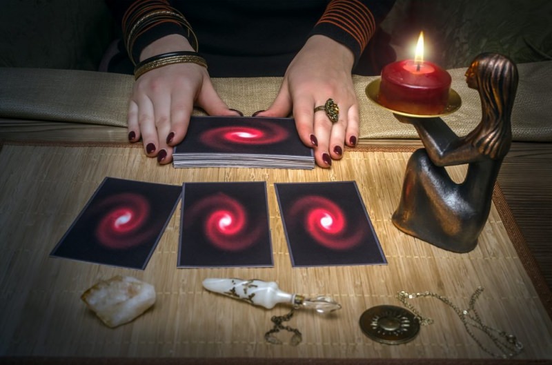 Гадание вернется ли любимый человек, муж в семью по картам Таро