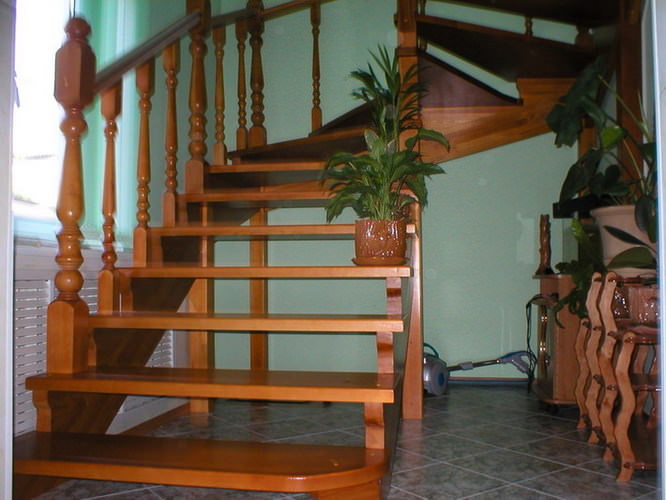 Где заказать изготовление деревянной лестницы по индивидуальному проекту