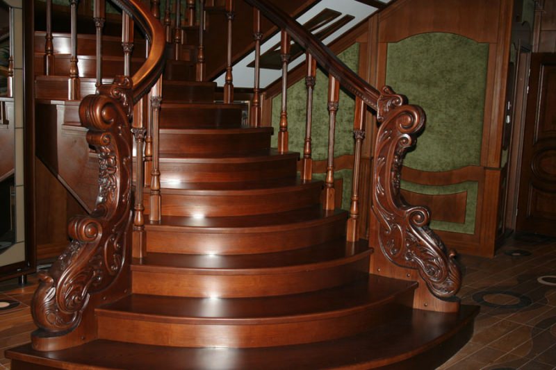 Где заказать изготовление деревянной лестницы по индивидуальному проекту