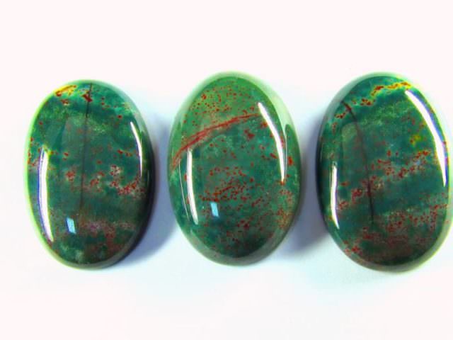 Гелиотроп — магический камень с разноцветными вкраплениями: все свойства