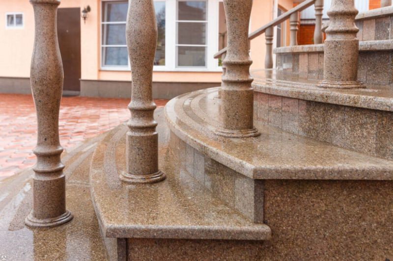 Гранитные балясины — преимущества натурального камня