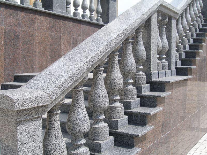 Гранитные балясины — преимущества натурального камня