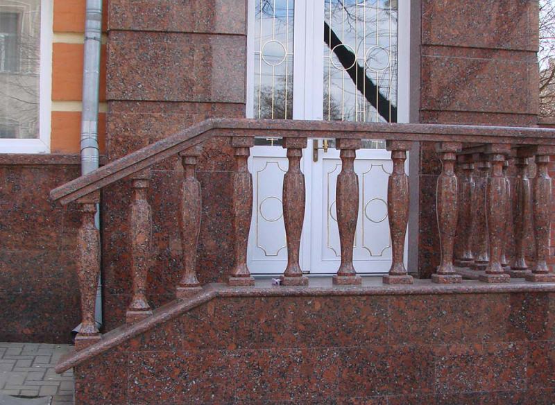 Гранитные балясины — преимущества натурального камня