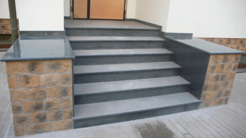 Гранитные ступени: сравнение с другими видами камня