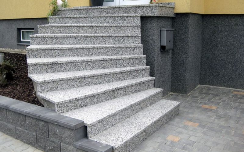 Гранитные ступени: сравнение с другими видами камня