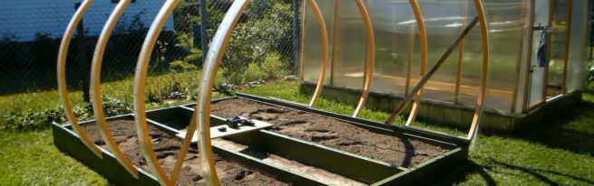 Изготовление парников из дуг с укрывным материалом