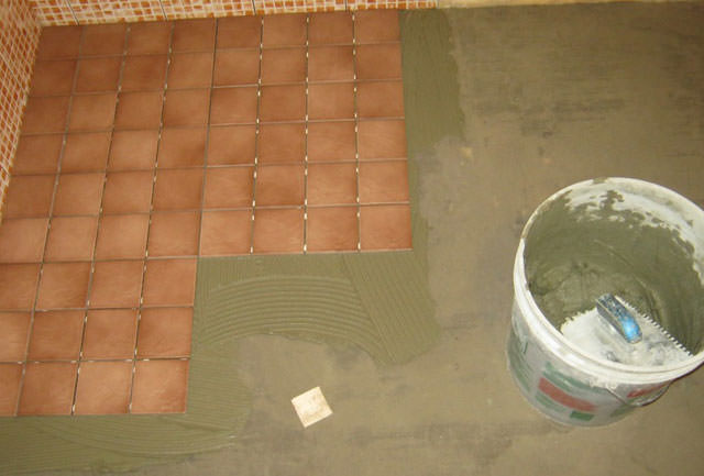 Кафель для бани на пол: плитка из змеевика, нескользящий керамогранит, какую керамическую плитку положить в парной, фото и видео – всё о банях