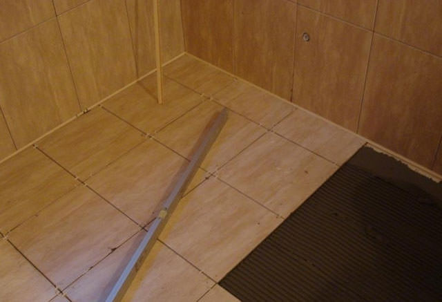 Кафель для бани на пол: плитка из змеевика, нескользящий керамогранит, какую керамическую плитку положить в парной, фото и видео – всё о банях