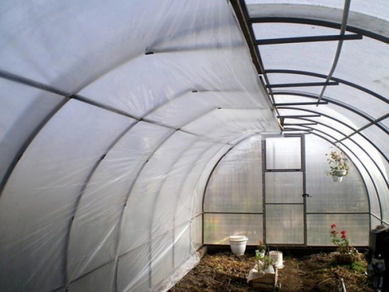 Как можно утеплить теплицу из поликарбоната?