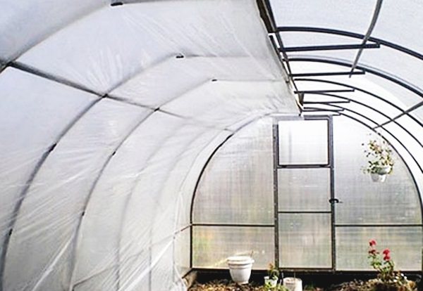 Как можно утеплить теплицу из поликарбоната?