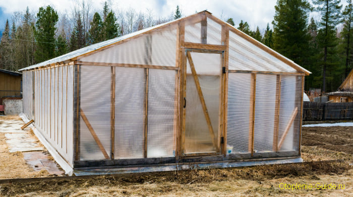 Как организовать отопление теплицы дровами?