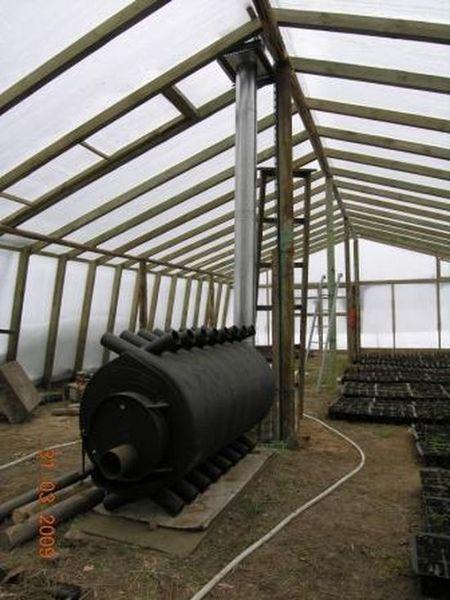 Как организовать отопление теплицы дровами?