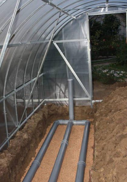 Как организовать отопление теплицы дровами?