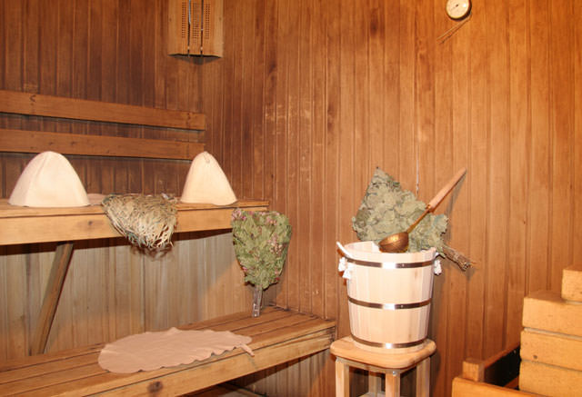 Как париться в бане правильно: как часто можно попариться в русской бане с веником для здоровья, как нужно парить, при какой температуре, сколько можно купаться – всё о банях