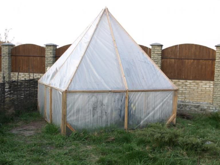 Как построить тепличные пирамиды на огороде своими руками