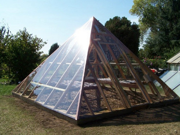 Как построить тепличные пирамиды на огороде своими руками