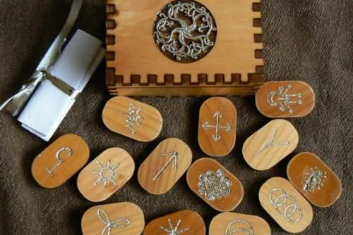 Как правильно  гадать на любовь на рунах: брачные перспективы