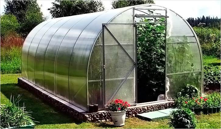Как правильно рассчитать теплицу для приусадебного участка?