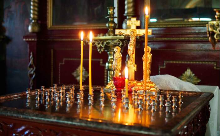 Как правильно ставить свечи в церкви