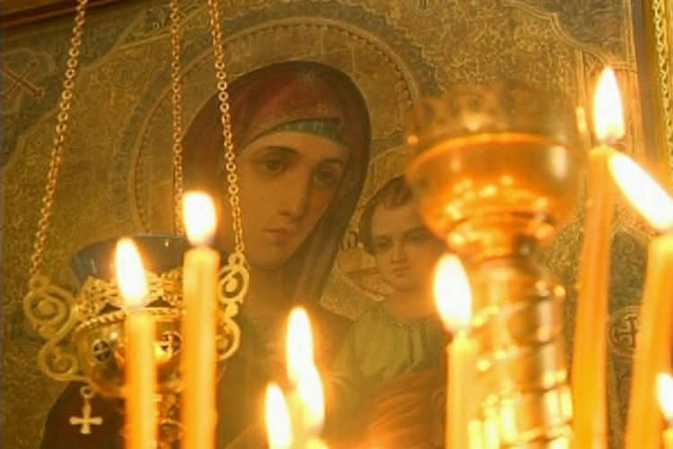 Как правильно ставить свечи в церкви