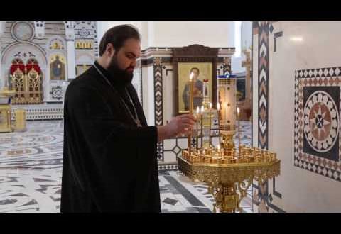 Как правильно ставить свечи в церкви: последовательность действий в православном храме