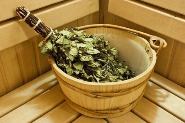 Как правильно запаривать веник для бани из разных пород – всё о банях