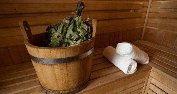 Как правильно запаривать веник для бани из разных пород – всё о банях