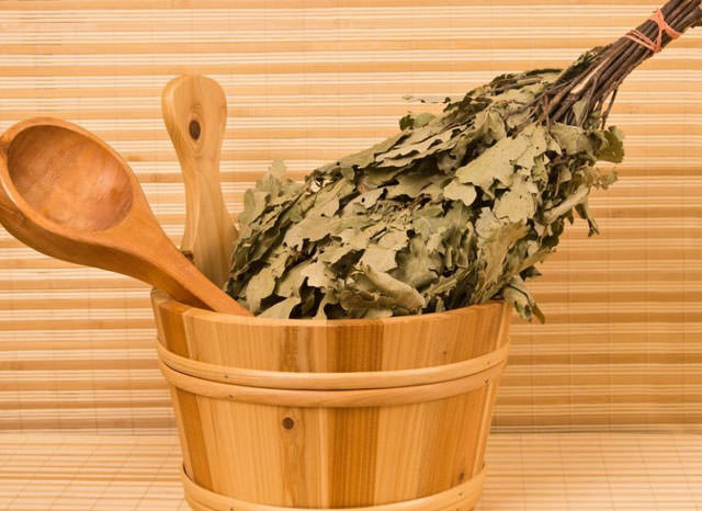 Как правильно запаривать веники для бани: как запарить дубовый веник или из других веток, как правильно замочить веник из дуба, как замачивать – всё о банях