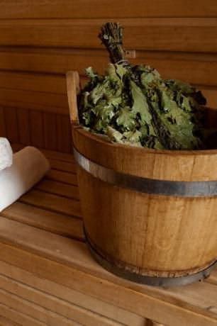 Как правильно запаривать веники для бани: как запарить дубовый веник или из других веток, как правильно замочить веник из дуба, как замачивать – всё о банях