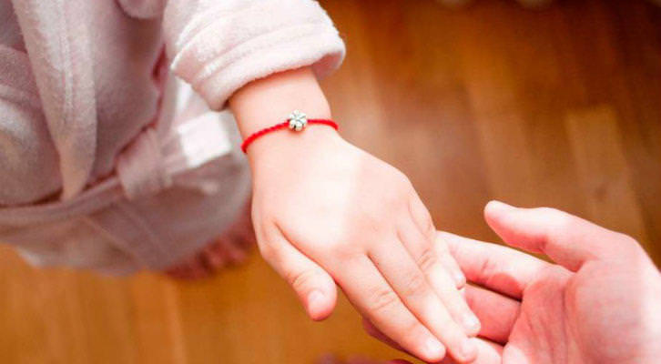 Как правильно завязать красную нить: на запястье какой руки