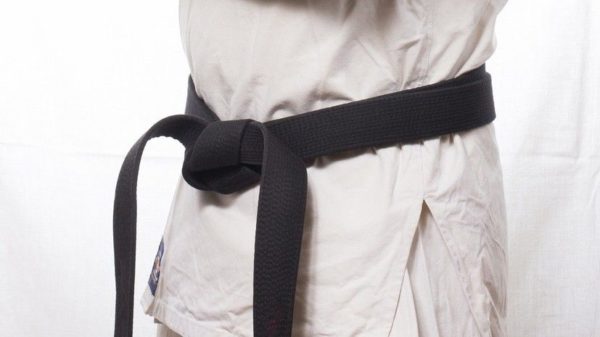 Как правильно завязать пояс на кимоно для карате — узлы для новичков и продвинутых