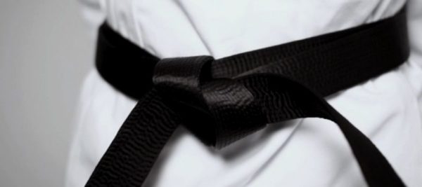 Как правильно завязать пояс на кимоно для карате — узлы для новичков и продвинутых