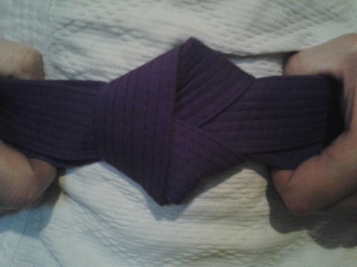 Как правильно завязать пояс на кимоно дзюдоиста: пошаговая инструкция