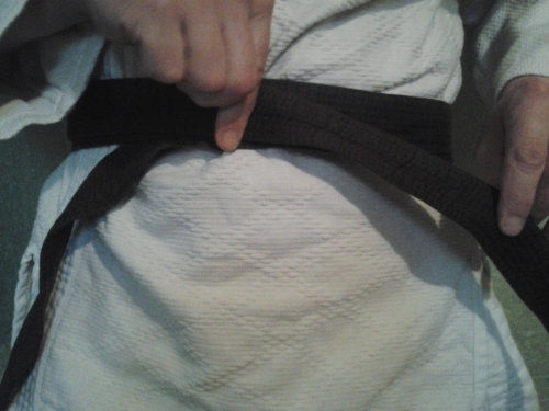 Как правильно завязать пояс на кимоно дзюдоиста: пошаговая инструкция