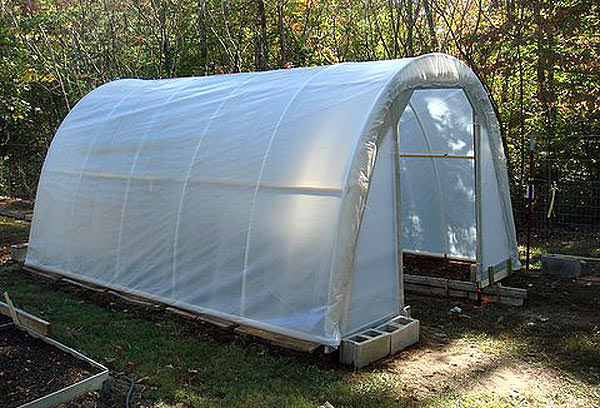 Как своими руками надежно покрыть простую теплицу пленкой?