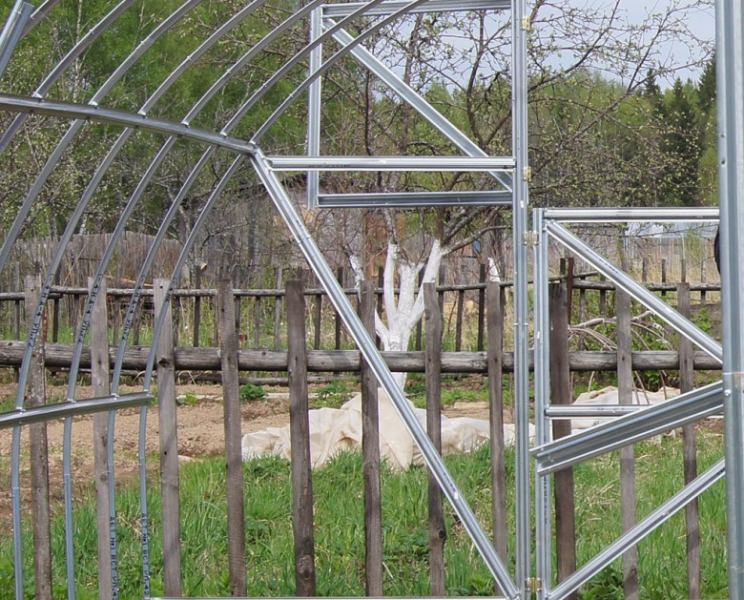 Как усилить теплицу: способы и особенности