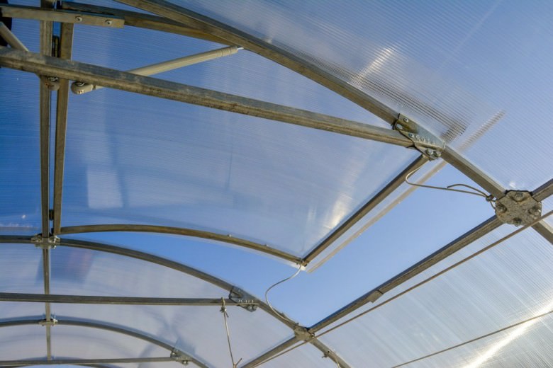 Как устанавливается форточка для теплицы?