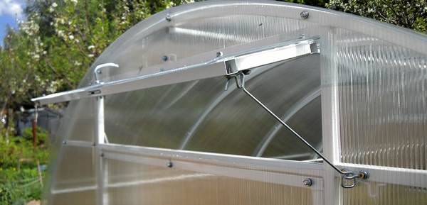 Как устанавливается форточка для теплицы?