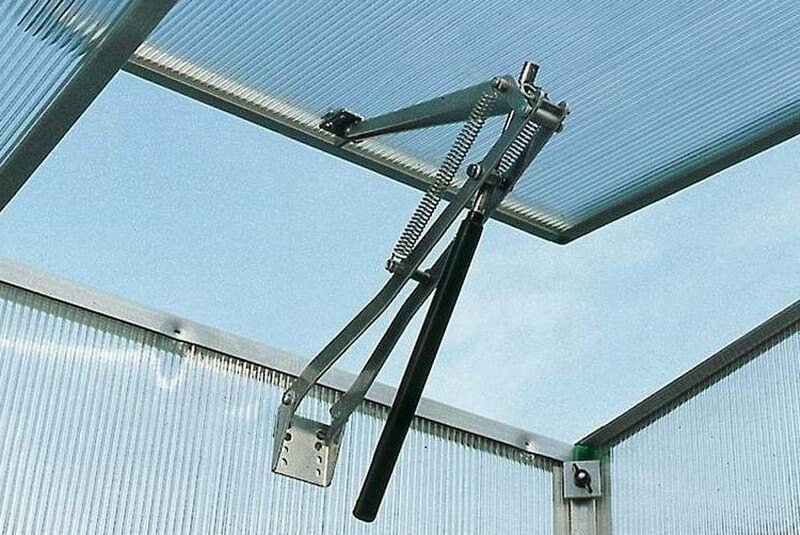 Как устанавливается форточка для теплицы?