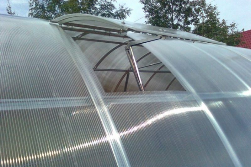 Как устанавливается форточка для теплицы?