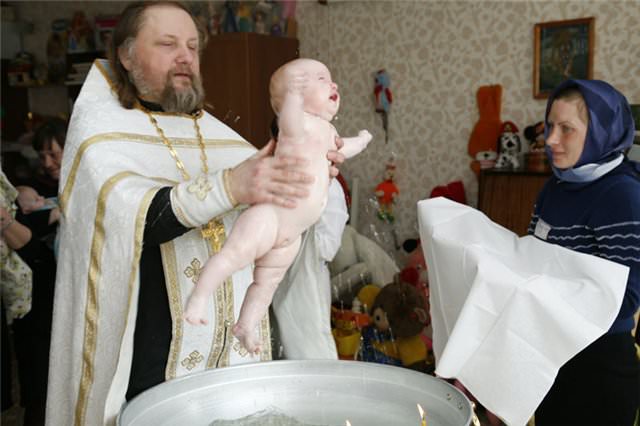 Как выбрать крестных родителей для ребенка