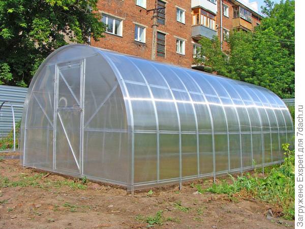Какая теплица от производителя сотка считается самой лучшей?