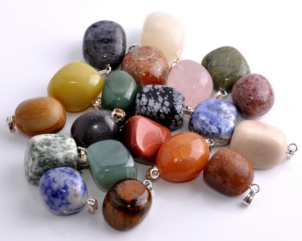 Какие драгоценные и натуральные камни подходят женщинам по гороскопу и дате рождения