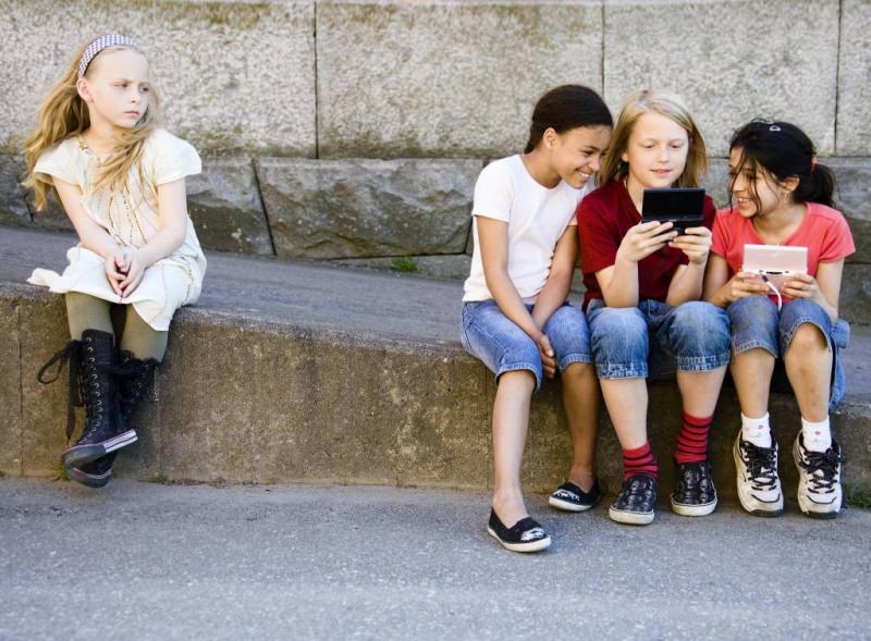 Какие ошибки родителей могут превратить ребёнка в изгоя